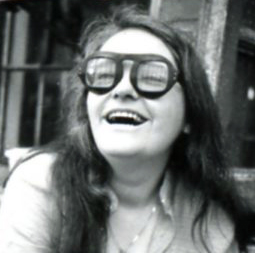 Kate Millet in 1970 © Linda Wolf, from a series on Kate Millet done at the Womanâs Building in Los Angeles, CA. | Wikimedia Commons