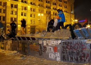 Volunteers at Euromaidan in Kiev restore barricade in Kreshchatik street © Ðимаина Ñ
икаÑи | Wikimedia Commons