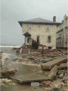 Damage from Hurricane Sandy to house in Brooklyn, NY, 30 October 2012 © Proud Novice | Wikimedia Commons