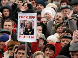 People in Ukraine protesting against Russia's intervention "Crimea is Ukraine" © ÐРСвобода | Wikimedia Commons