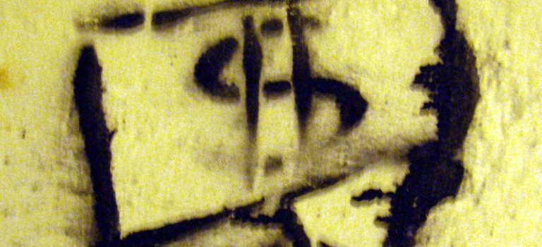 Walking dollar graffiti © Daniel Lobo | Flickr