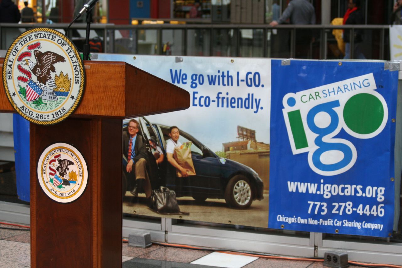 Large sign advertising igo car sharing, a non-profit in Chicago © Center for Neighborhood Technology | Flickr