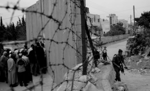 Abu Dis checkpoint, East Jerusalem (Palestine on the left) &Acirc;&copy; Kashfi Halford | Flickr
