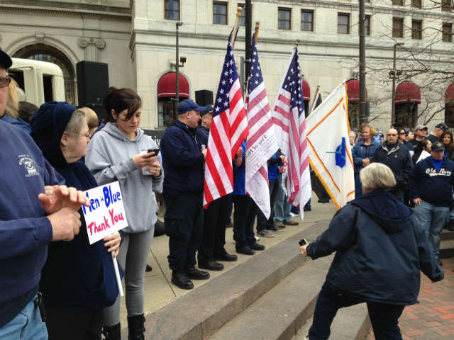 Pro-police supporters rally at Public Square in Cleveland Ohio holding American flags and sign saying "Men in Blue, Thank You," Dec. 27, 2014 © WOIO | wtvm.com