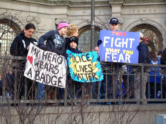 Several attendees holding signs in support of police at the "Sea of Blue" rally in Cleveland, Ohio, Dec. 27, 2014 © WOIO | wtvm.com