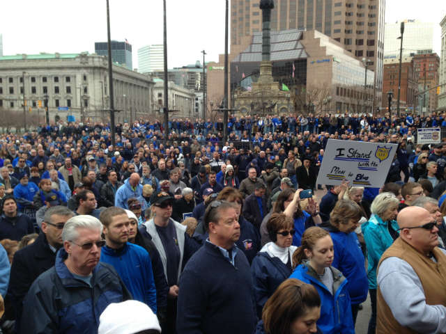 A huge crowd at the "Sea of Blue" pro-police rally in Cleveland, Ohio, Dec. 27, 2014 © WOIO | wtvm.com