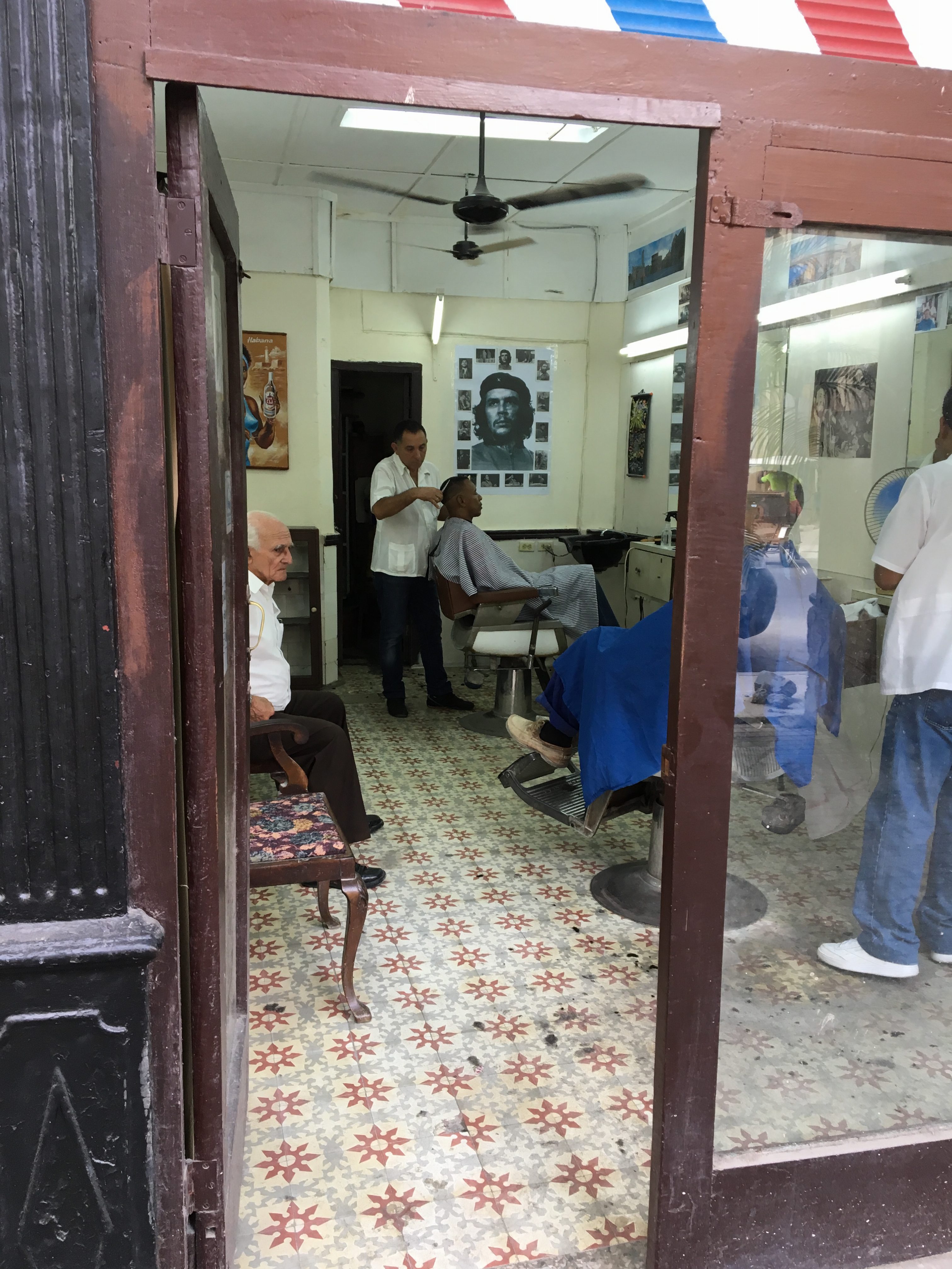 Barber Shop in Old Havana, December 11th. © Roberto GarcÃa