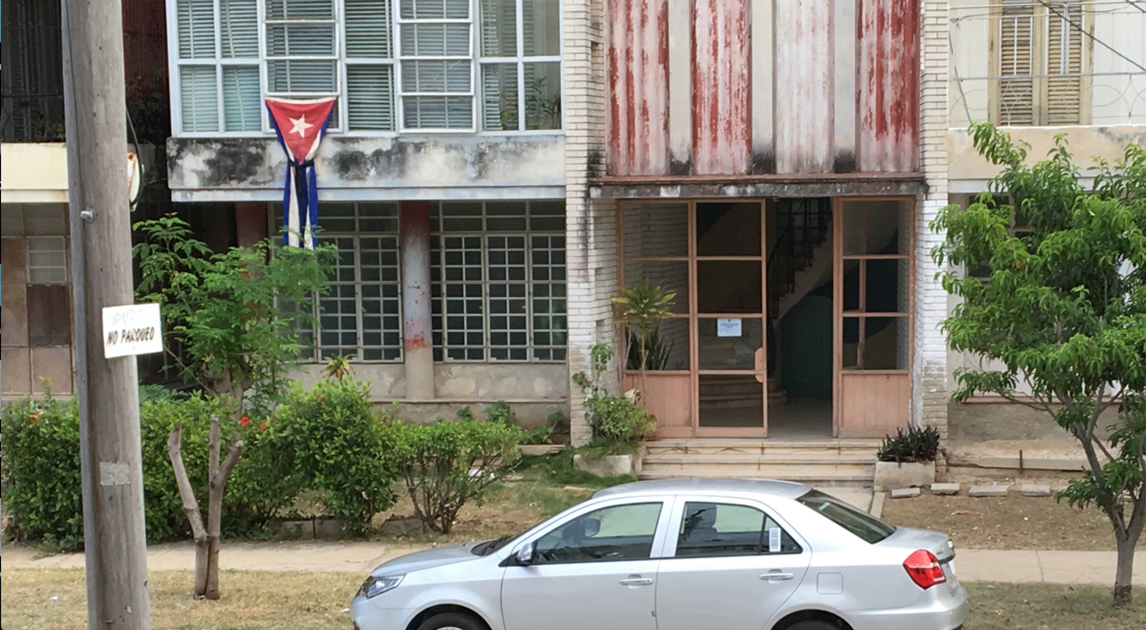 Flag outside a house in Vedado, December 10th © Roberto GarcÃa